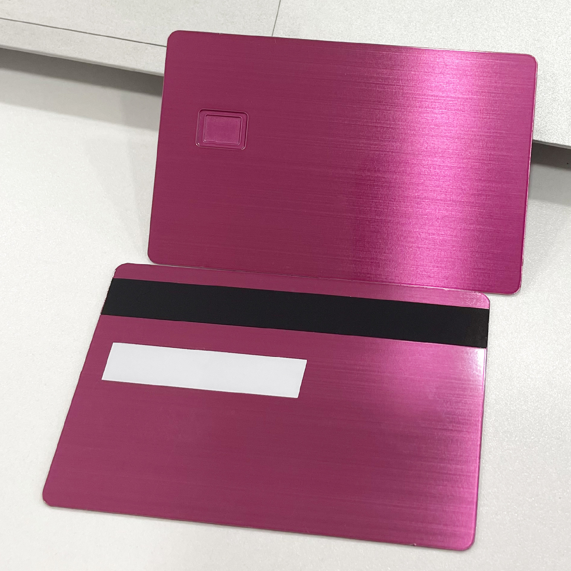 สั่งทำ โลหะ Chip บัตร บัตร IC โลหะแบบสัมผัสพร้อมช่องชิปความแม่นยำสูง ที่จัดแสดงโดยเน้นพื้นผิวระดับพรีเมียมสำหรับโครงการ โลหะ Contact IC บัตร