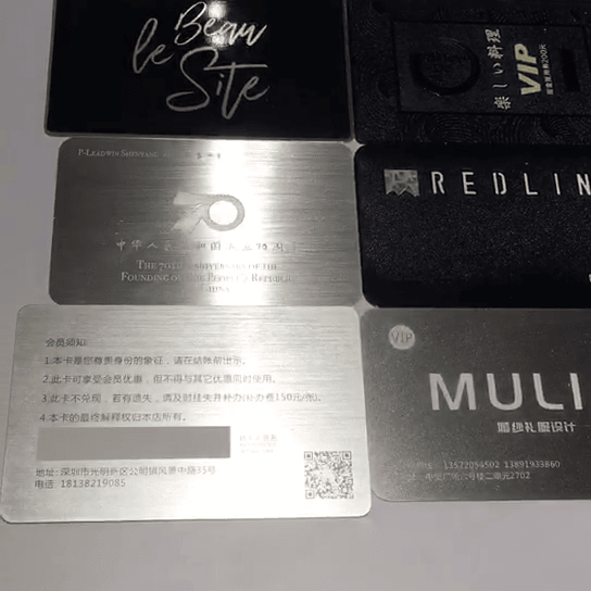 บัตรเครดิตโลหะสั่งทำพร้อมชิป IC และแถบแม่เหล็กจัดแสดงโดยเน้นการควบคุมการเข้าออกที่ปลอดภัยสำหรับโครงการบัตร IC โลหะแบบสัมผัส.