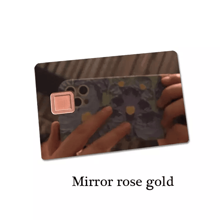 ภาพที่ 7: ภาพด้านข้างของบัตร IC โลหะสั่งทำพร้อมช่องชิปและแถบแม่เหล็ก 0.8mm โดยเน้นโลหะ พื้นผิวสำเร็จที่เรียบและทนทาน และขนาดและสัดส่วนที่ระบุชัดเจน.