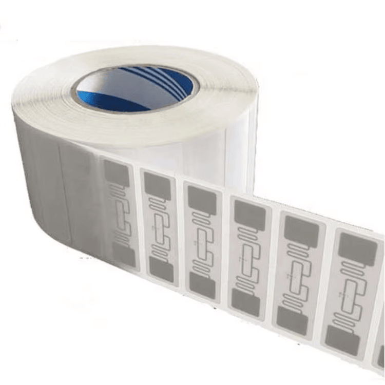 ภาพนี้เน้นชั้นกาวด้านหลังของฉลาก UHF RFID สำหรับสต็อกเภสัชกรรมโรงพยาบาลสำหรับการใช้งานด้านฉลาก UHF RFID.
