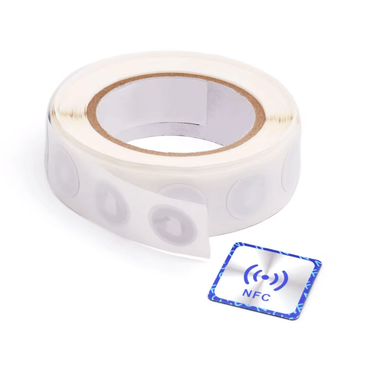 สติกเกอร์ HF RFID สำหรับชำระเงินแบบไร้สัมผัสแสดงการใช้งานบนพื้นผิวโลหะสำหรับผู้ซื้อที่กำลังเปรียบเทียบโซลูชันฉลาก HF RFID.