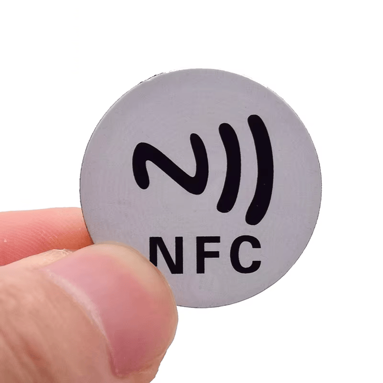 ฉลาก HF RFID ติดโลหะสำหรับติดตามงานโลจิสติกส์ แสดงชั้นกาวด้านหลังอย่างชัดเจนสำหรับการใช้งานด้านฉลาก HF RFID.