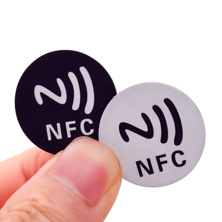 ฉลาก HF RFID ติดโลหะสำหรับติดตามงานโลจิสติกส์จัดแสดงโดยเน้นการใช้งานบนพื้นผิวโลหะสำหรับโครงการฉลาก HF RFID.