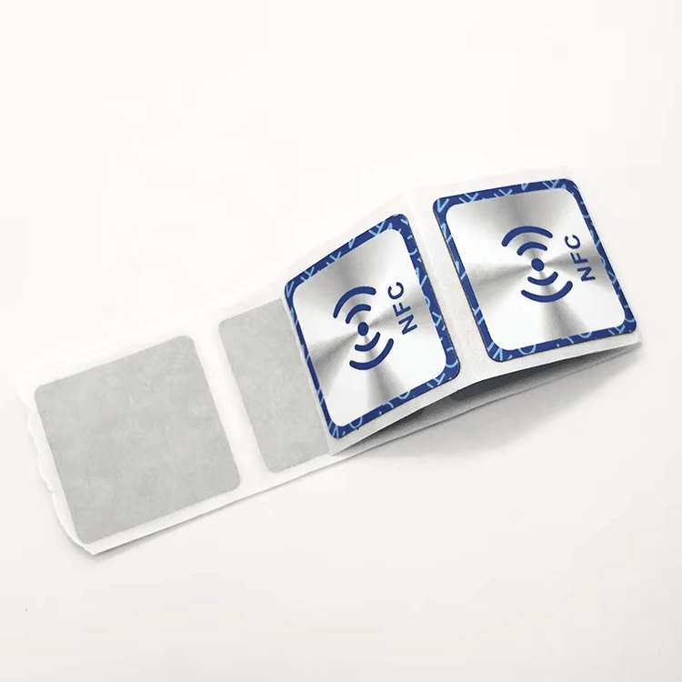 ภาพนี้เน้นรูปแบบเสาอากาศของอินเลย์ HF RFID สำหรับโปรแกรมบัตรของขวัญอัจฉริยะสำหรับการใช้งานด้านฉลาก HF RFID.