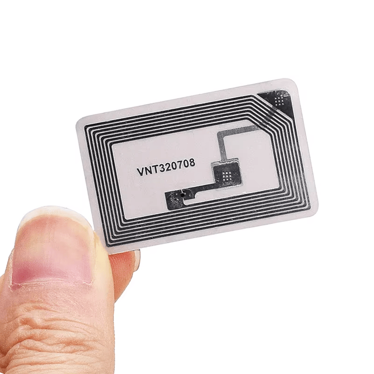ฉลาก HF RFID สำหรับขวดตัวอย่างในห้องปฏิบัติการ แสดงชั้นกาวด้านหลังอย่างชัดเจนสำหรับการใช้งานด้านฉลาก HF RFID.