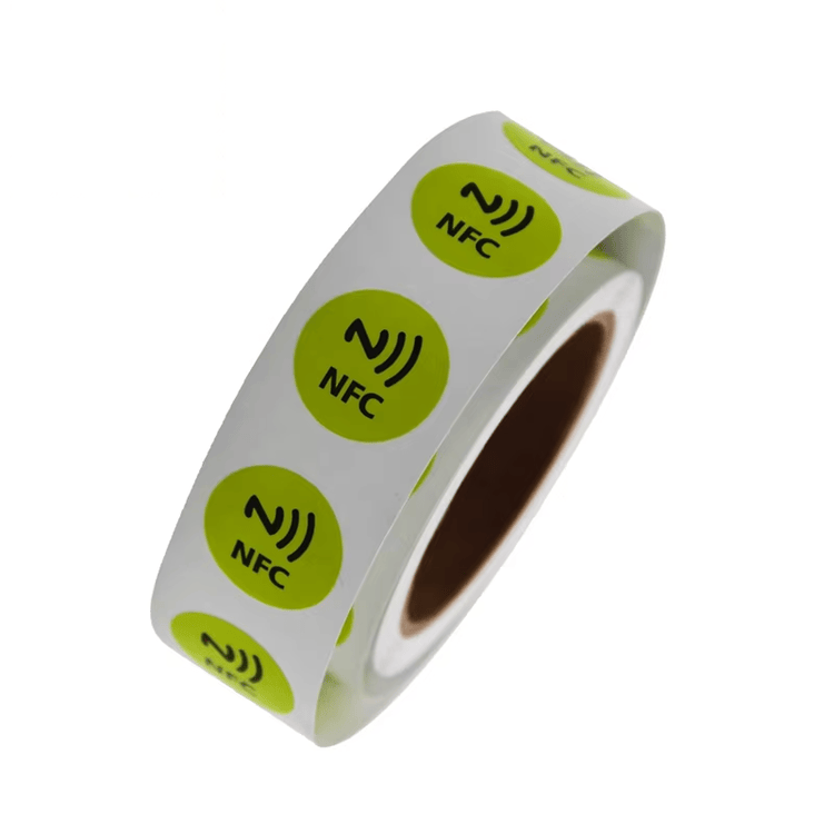 ภาพนี้เน้นสติกเกอร์ NFC ระดับพรีเมียมสำหรับการ์ดเชิญ VIP ในการติดตามคลังสินค้าสำหรับการใช้งาน HF RFID ฉลาก