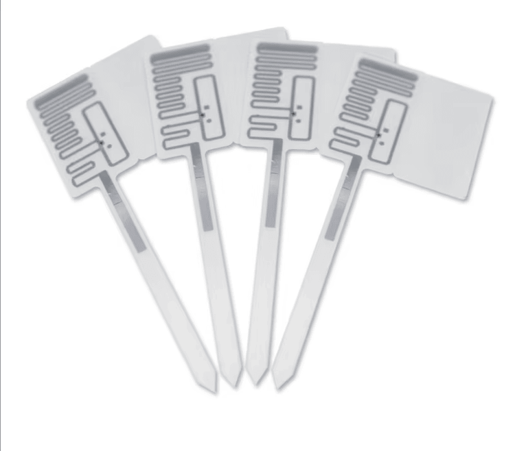 ภาพที่ 3: ภาพนี้แสดงสติกเกอร์ UHF RFID สำหรับควบคุมสต็อกเครื่องประดับ โดยเน้นโลหะ สำหรับการติดตามและจัดการสินค้าหรือทรัพย์สิน และการระบุและจัดการสินค้าเครื่องประดับ.