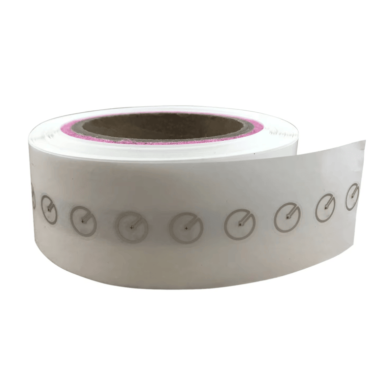 สติกเกอร์ UHF RFID บางสำหรับติดแท็กทรัพย์สินหนาแน่นจัดแสดงโดยเน้นชั้นกาวด้านหลังสำหรับโครงการฉลาก UHF RFID.