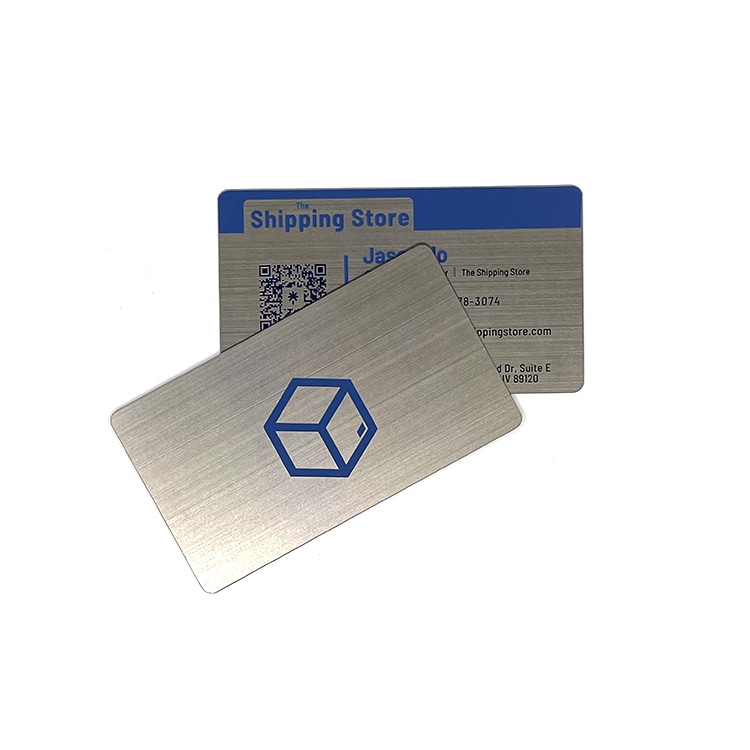 บัตรนามิกโลหะสั่งทำพร้อมงานผิวสำเร็จระดับพรีเมียม จัดแสดงคู่กับระบบควบคุมการเข้าถึงที่ปลอดภัยสำหรับผู้ซื้อที่กำลังเปรียบเทียบโซลูชันบัตรนามิกโลหะ