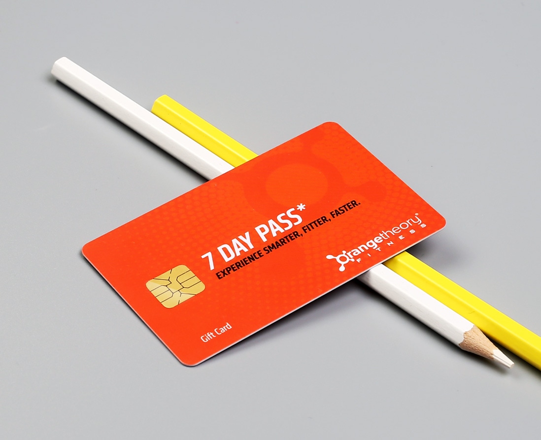 มุมมองด้านหลังของบัตรควบคุมการเข้าใช้งานระบบ RFID พร้อมแผ่นลายเซ็นที่เขียนได้สีขาวสำหรับการยืนยันตัวตนผู้ถือบัตรด้วยมือและเพิ่มความปลอดภัย