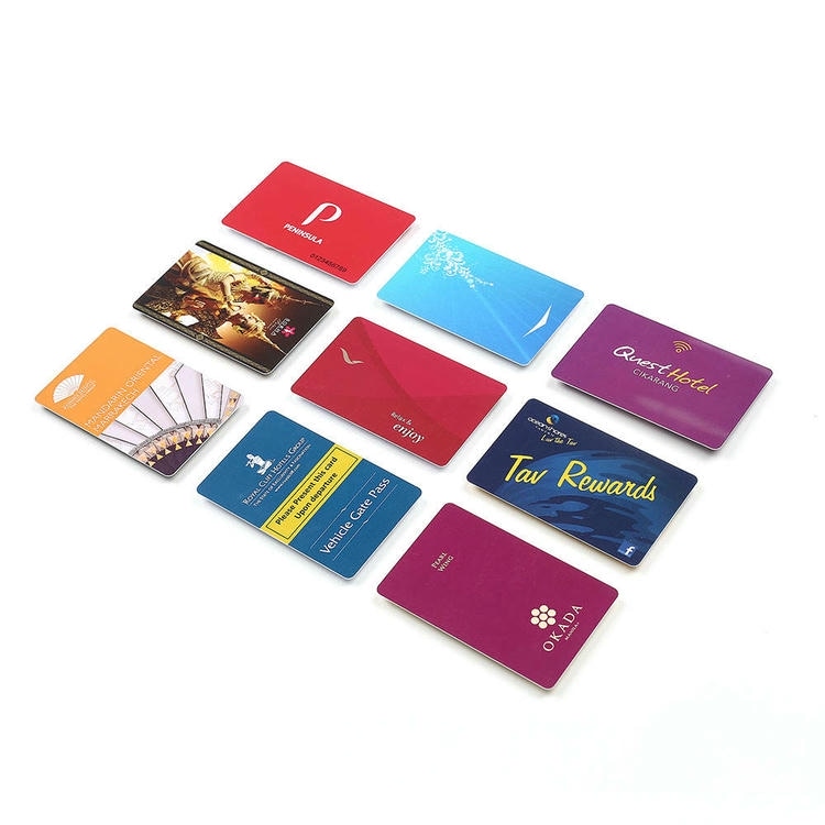 ภาพที่ 7: ภาพนี้แสดงบัตร RFID ไร้สัมผัสสำหรับเข้าออก สมาชิกและโรงแรม โดยเน้นสีขาว โครงสร้างแข็งแรงทนทาน พื้นผิวสำเร็จที่เรียบและทนทาน และงานพิมพ์ที่ปรับแต่งได้ สำหรับการควบคุมการเข้าออก.