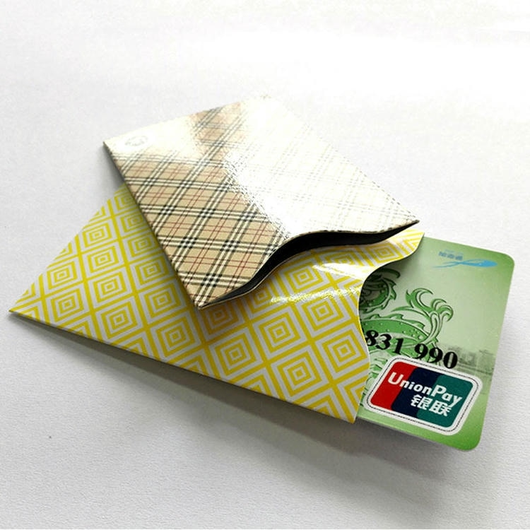 ภาพที่ 5: ภาพนี้แสดงซองบัตรประจำตัวป้องกัน RFID แบบสั่งทำ โดยเน้นสีเหลือง สำหรับการมีส่วนร่วมของลูกค้าและการจัดการชื่อเสียงธุรกิจ.