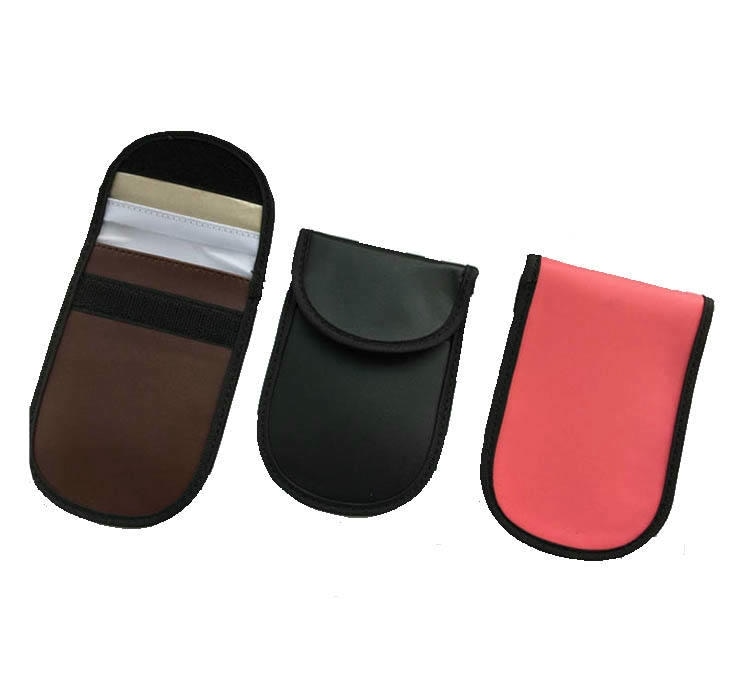 ภาพที่ 3: ภาพนี้แสดงถุงป้องกัน RFID สำหรับกระเป๋าสตางค์และโทรศัพท์ โดยเน้นโครงสร้างแข็งแรงทนทาน.