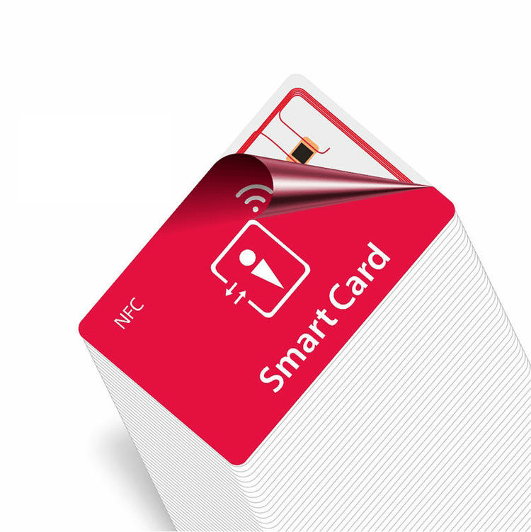 ภาพที่ 5: ภาพนี้แสดงบัตรประจำตัว RFID สั่งทำสำหรับควบคุมการเข้าออกพนักงาน โดยเน้นสีขาว สำหรับการชำระเงินไร้เงินสดและโปรแกรมสมาชิก.