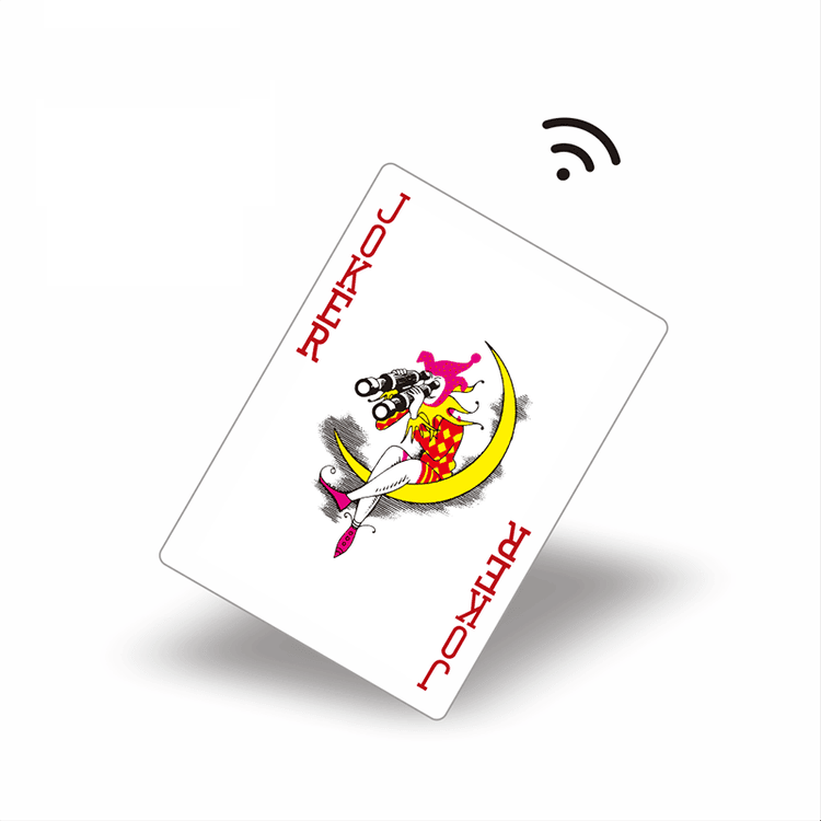 ภาพที่ 3: ภาพนี้แสดงคีย์การ์ด RFID สั่งทำสำหรับเข้าออกและโรงแรม โดยเน้นการทำงานรวดเร็ว และการเชื่อมต่อแบบไร้สัมผัสหรือไร้สาย ระหว่างการใช้งานจริง.