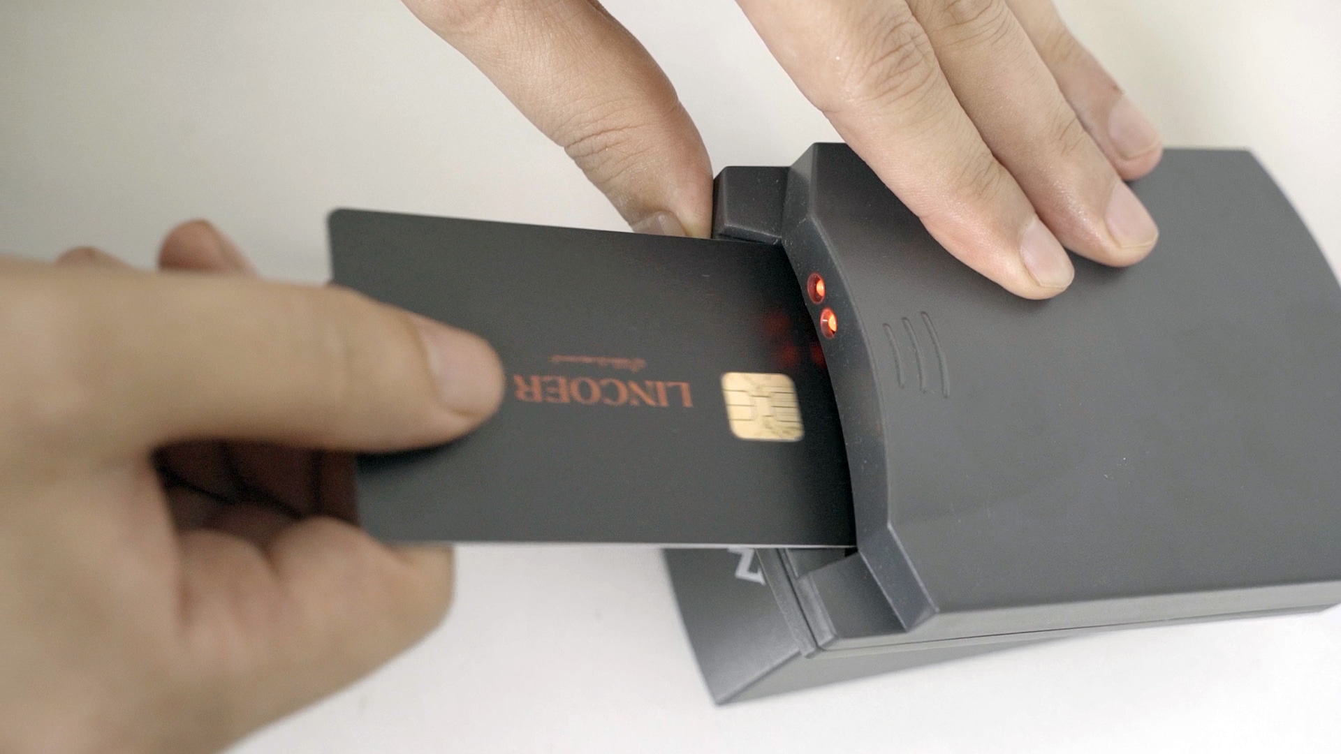 บัตรควบคุมการเข้าใช้งานแบบพิเศษที่ติดตั้งชิป IC แบบสัมผัสสีทองที่มองเห็นได้ ใช้สำหรับจัดเก็บข้อมูลอย่างปลอดภัยในหลายแอปพลิเคชันและงานธนาคาร