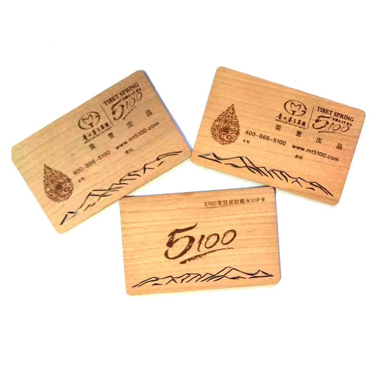 ภาพที่ 7: ภาพนี้แสดงการ์ดไม้บล็อก RFID สำหรับป้องกันบัตรธนาคารในกระเป๋า โดยเน้นไม้ธรรมชาติ งานพิมพ์ที่ปรับแต่งได้ และพื้นที่สำหรับโลโก้และแบรนด์สั่งทำ โดยจัดเรียงให้เห็นรายละเอียดชัดเจน.