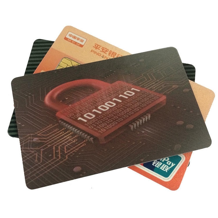 ภาพที่ 6: ภาพนี้แสดงการ์ดเครดิตบล็อก RFID สำหรับป้องกันกระเป๋าสตางค์ โดยเน้นรูปทรง พื้นผิว และรายละเอียดผลิตภัณฑ์ตามภาพ.