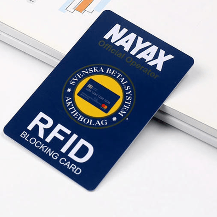 ภาพที่ 6: ภาพนี้แสดงบัตร MIFARE RFID สำหรับเข้าออก โรงแรมและชำระเงิน VIP โดยเน้นสีทอง สำหรับการชำระเงินไร้เงินสดและโปรแกรมสมาชิก.