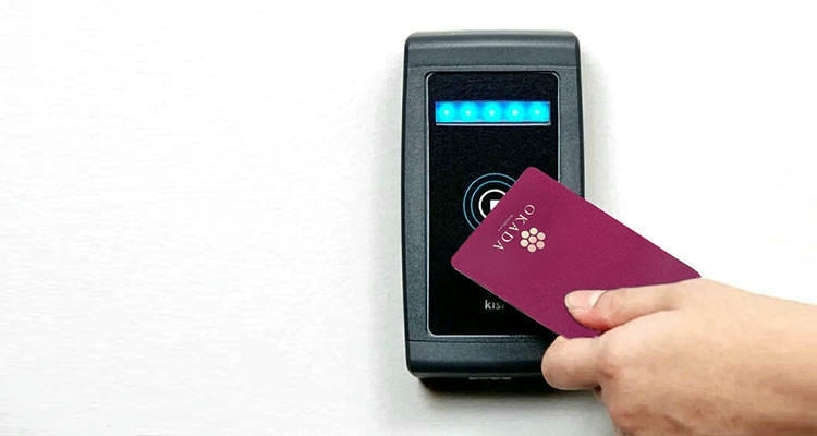 ภาพที่ 3: ภาพนี้แสดงบัตร RFID ไร้สัมผัสสำหรับเข้าออก สมาชิกและโรงแรม โดยเน้นคุณสมบัติด้านความปลอดภัยและป้องกันการแกะย้าย สำหรับการควบคุมการเข้าออก และงานโรงแรม รีสอร์ต และบริการผู้เข้าพัก.
