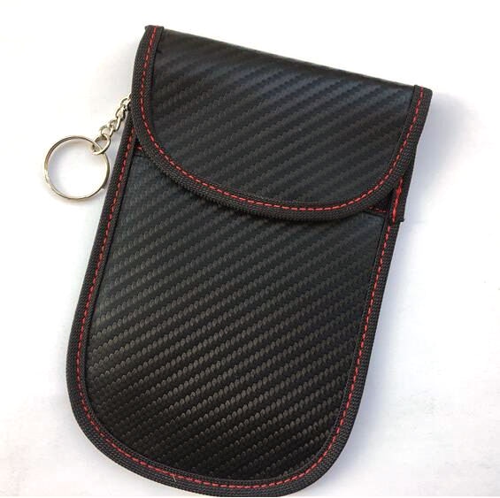 ภาพที่ 5: ภาพนี้แสดงกระเป๋าโทรศัพท์บล็อก RFID พร้อมซับในกั้นสัญญาณ โดยเน้นสีชมพู หนัง การเชื่อมต่อแบบไร้สัมผัสหรือไร้สาย และคุณสมบัติด้านความปลอดภัยและป้องกันการแกะย้าย สำหรับงานค้าปลีกและจุดชำระเงิน.