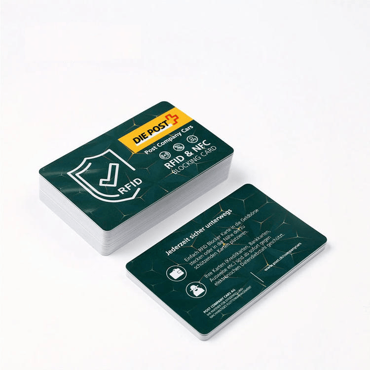 ภาพที่ 6: บัตร RFID ระยะใกล้พร้อมสายคล้องคอผ้าทอสีดำ สวมใส่สะดวกและสแกนได้รวดเร็วที่จุดตรวจรักษาความปลอดภัยภายในอาคาร.