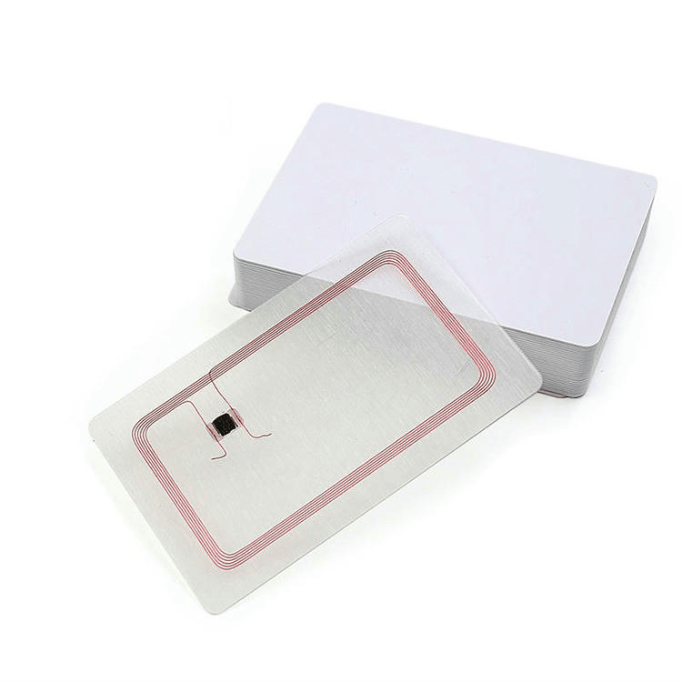 ภาพที่ 7: ภาพนี้แสดงบัตรประจำตัว RFID สั่งทำสำหรับควบคุมการเข้าออกพนักงาน โดยเน้นโครงสร้างแข็งแรงทนทาน สำหรับงานค้าปลีกและจุดชำระเงิน และการชำระเงินไร้เงินสดและโปรแกรมสมาชิก.