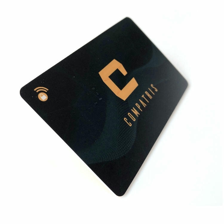 ภาพที่ 3: ภาพนี้แสดงบัตรป้องกัน RFID สั่งทำเพื่อความปลอดภัยในกระเป๋า COMPATRIOTS โดยเน้นสีดำ สีทอง การเชื่อมต่อแบบไร้สัมผัสหรือไร้สาย และคุณสมบัติด้านความปลอดภัยและป้องกันการแกะย้าย.