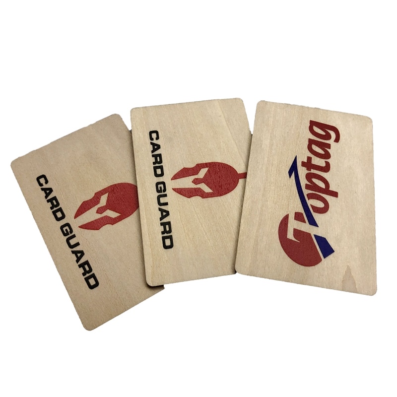 ตัวอย่างบัตรบล็อกสัญญาณ RFID ไม้สามใบแสดงแบรนด์ บัตร Guard และกราฟิกการบล็อกเพื่อแสดงให้เห็นถึงการป้องกันการสแกนขโมยข้อมูล