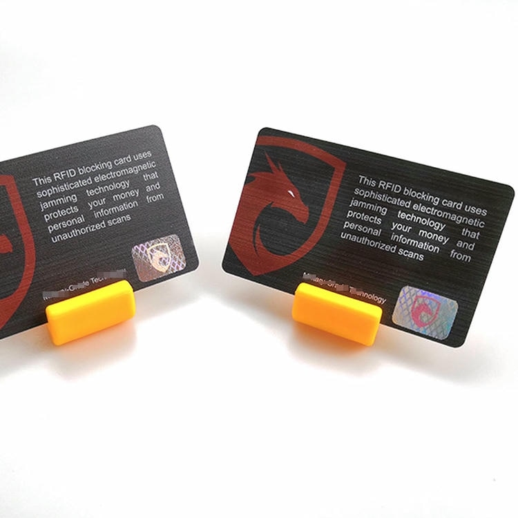 ภาพที่ 3: ภาพนี้แสดงบัตรป้องกัน RFID แบบสั่งทำสำหรับกระเป๋าสตางค์ โดยเน้นสีแดง สีเหลือง งานพิมพ์ที่ปรับแต่งได้ และคุณสมบัติด้านความปลอดภัยและป้องกันการแกะย้าย.