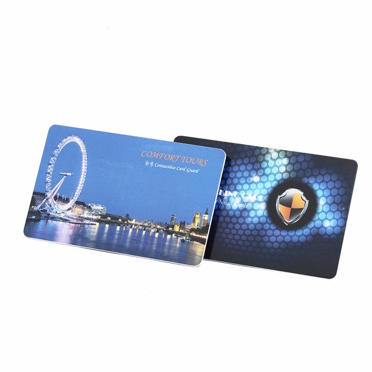 ภาพที่ 6: ภาพนี้แสดงซองป้องกันบัตรไร้สัมผัส PVC พิมพ์แบรนด์สั่งทำ RFID โดยเน้นสีน้ำเงิน พื้นที่สำหรับโลโก้และแบรนด์สั่งทำ และการเชื่อมต่อแบบไร้สัมผัสหรือไร้สาย.
