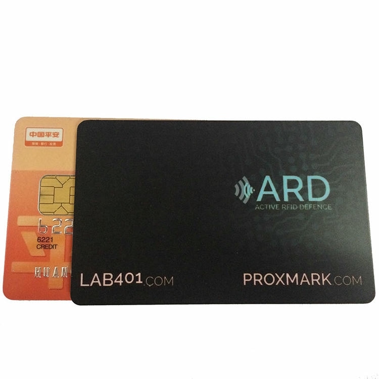 ภาพที่ 4: ภาพนี้แสดงการ์ดเครดิตบล็อก RFID สำหรับป้องกันกระเป๋าสตางค์ โดยเน้นความทนทานต่อรอยขีดข่วนและการใช้งานบ่อย.