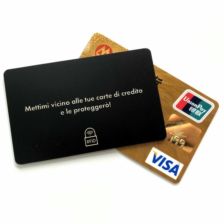 ภาพที่ 6: ภาพด้านหลังของบัตรป้องกัน RFID สั่งทำสำหรับแบรนด์ โดยเน้นรูปทรง พื้นผิว และรายละเอียดผลิตภัณฑ์ตามภาพ สำหรับการชำระเงินไร้เงินสดและโปรแกรมสมาชิก.
