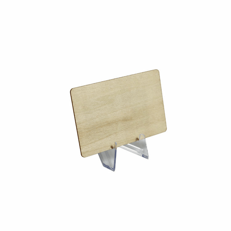 ภาพที่ 5: ภาพมุมเอียงของบัตรไม้ป้องกัน RFID สั่งทำสำหรับความเป็นส่วนตัวในกระเป๋า โดยเน้นไม้ธรรมชาติ รูปทรงบาง และพื้นผิวสำเร็จที่เรียบและทนทาน.