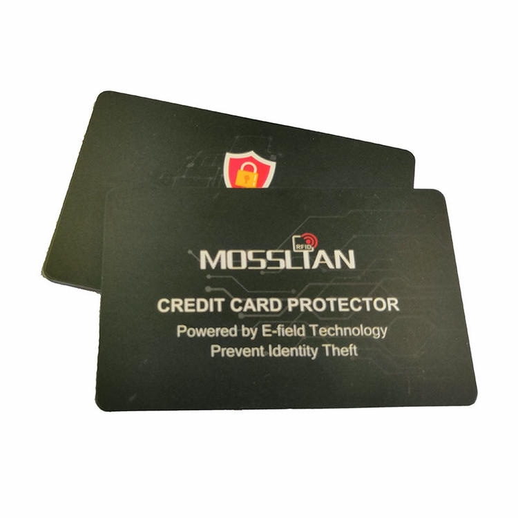 ภาพที่ 3: ภาพนี้แสดงการ์ดกระเป๋าสตางค์ RFID แบบบางกั้นการสแกนไร้สัมผัส โดยเน้นรูปทรง พื้นผิว และรายละเอียดผลิตภัณฑ์ตามภาพ.