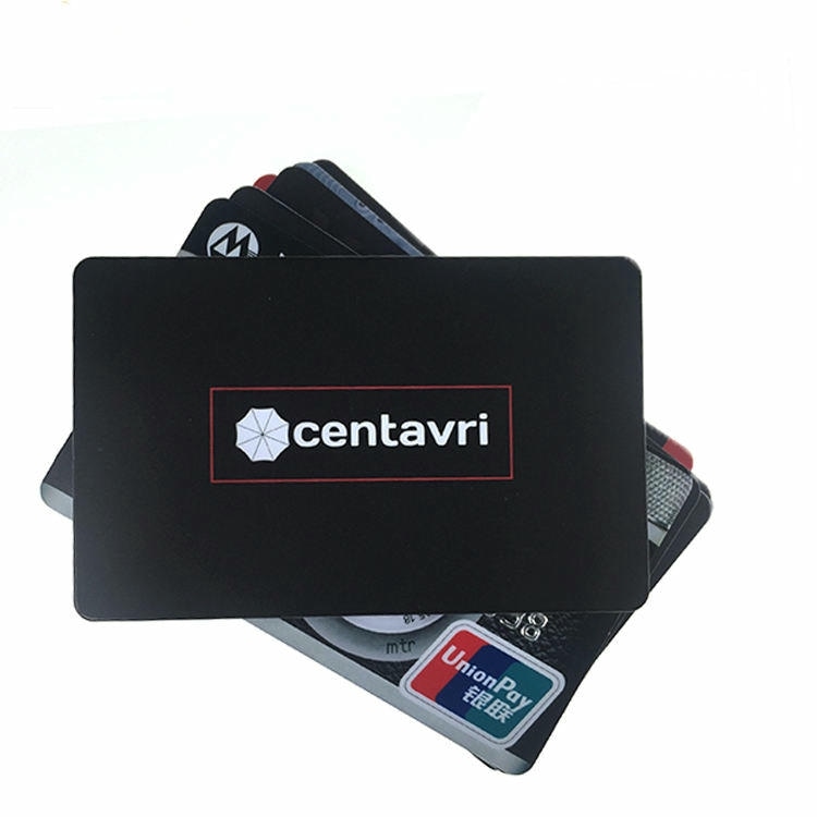 ภาพที่ 4: ภาพรวมผลิตภัณฑ์หลายชิ้นของบัตรป้องกัน RFID สั่งทำเพื่อความปลอดภัยในกระเป๋า โดยเน้นระบบบาร์โค้ดหรือ QR สำหรับสแกน การเชื่อมต่อแบบไร้สัมผัสหรือไร้สาย คุณสมบัติด้านความปลอดภัยและป้องกันการแกะย้าย และรูปแบบการจัดเรียงและบรรจุภัณฑ์ ระหว่างการใช้งานจริง สำหรับการชำระเงินไร้เงินสดและโปรแกรมสมาชิก.