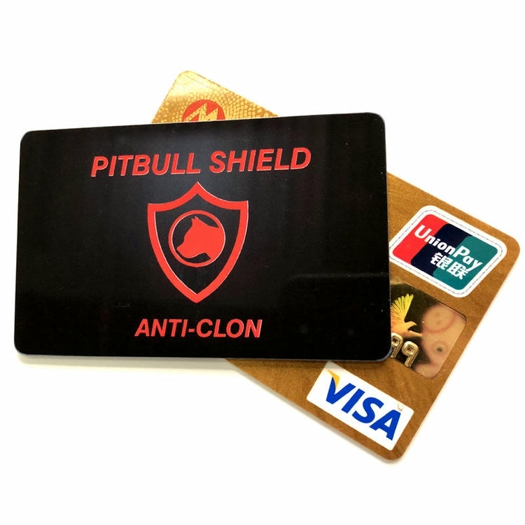 ภาพที่ 5: ภาพนี้แสดงบัตรป้องกัน RFID สั่งทำสำหรับแบรนด์ โดยเน้นสีดำ และคุณสมบัติด้านความปลอดภัยและป้องกันการแกะย้าย.