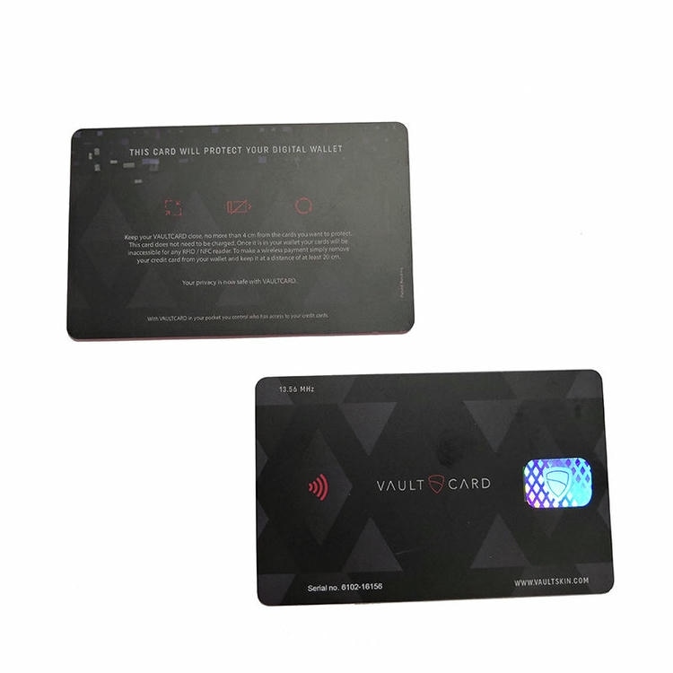ภาพที่ 2: ภาพนี้แสดงการ์ดกระเป๋าสตางค์ RFID แบบบางกั้นการสแกนไร้สัมผัส โดยเน้นงานพิมพ์ที่ปรับแต่งได้ และคุณสมบัติด้านความปลอดภัยและป้องกันการแกะย้าย.