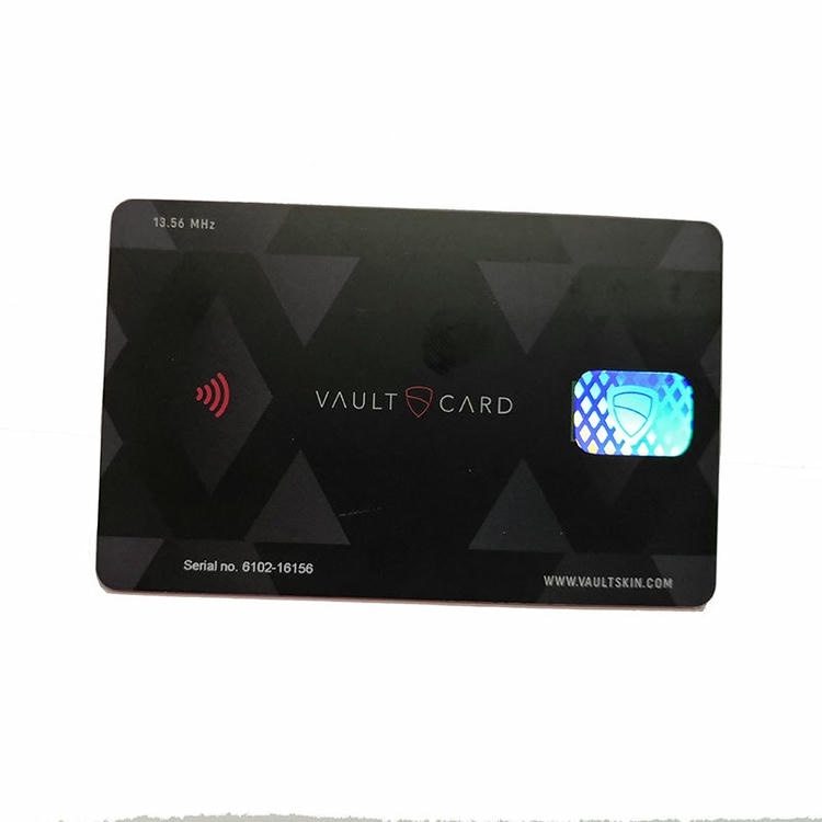 ภาพที่ 5: ภาพนี้แสดงการ์ดกระเป๋าสตางค์ RFID แบบบางกั้นการสแกนไร้สัมผัส โดยเน้นสีขาว และการเชื่อมต่อแบบไร้สัมผัสหรือไร้สาย.