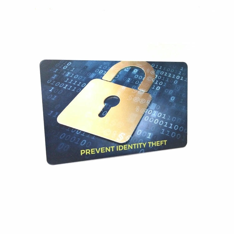 ภาพที่ 7: ภาพนี้แสดงการ์ดป้องกันบัตรเครดิต RFID จากการสแกนไม่พึงประสงค์ โดยเน้นสีดำ สีทอง และการเชื่อมต่อแบบไร้สัมผัสหรือไร้สาย.