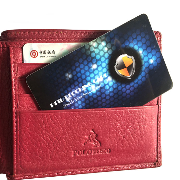 แผนภาพคำแนะนำแสดงตำแหน่งที่ถูกต้องของการ์ดกันสัญญาณ RFID ในกระเป๋าสตางค์เพื่อป้องกันบัตรเดบิตและบัตรเครดิตได้อย่างมีประสิทธิภาพ