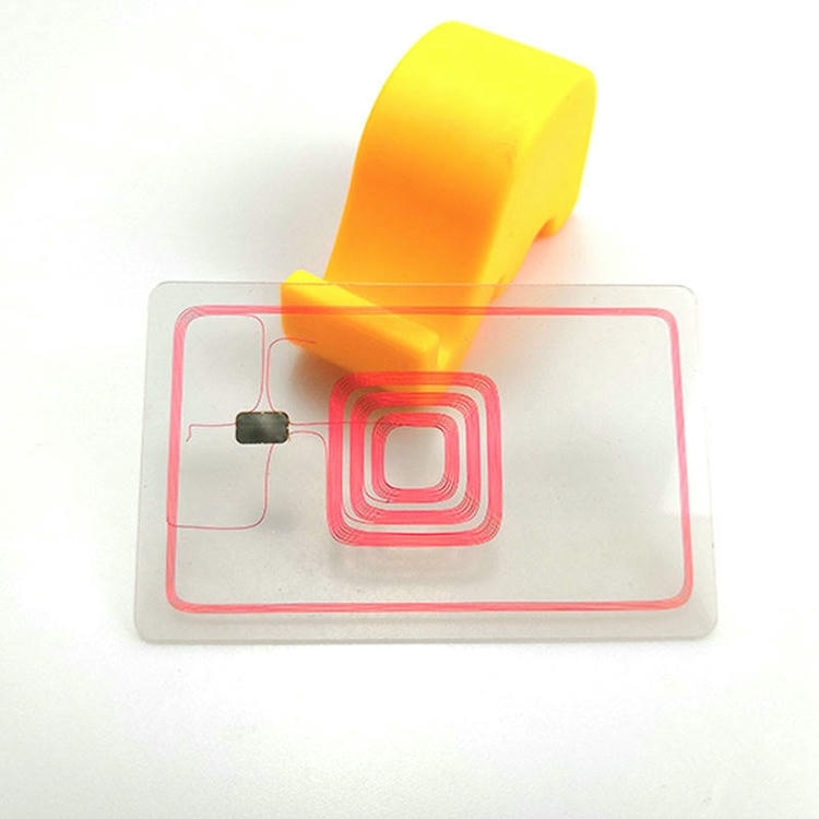 ภาพที่ 2: ภาพนี้แสดงบัตรป้องกัน RFID สั่งทำสำหรับแบรนด์ OEM โดยเน้นโครงสร้างเสาอากาศและชิปภายใน.