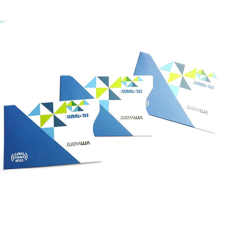 ภาพที่ 6: ภาพรวมผลิตภัณฑ์หลายชิ้นของซองป้องกัน RFID สำหรับบัตรเครดิต บัตร ID และพาสปอร์ต โดยเน้นสีขาว สีน้ำเงิน และรูปแบบการจัดเรียงและบรรจุภัณฑ์ โดยจัดเรียงให้เห็นรายละเอียดชัดเจน.