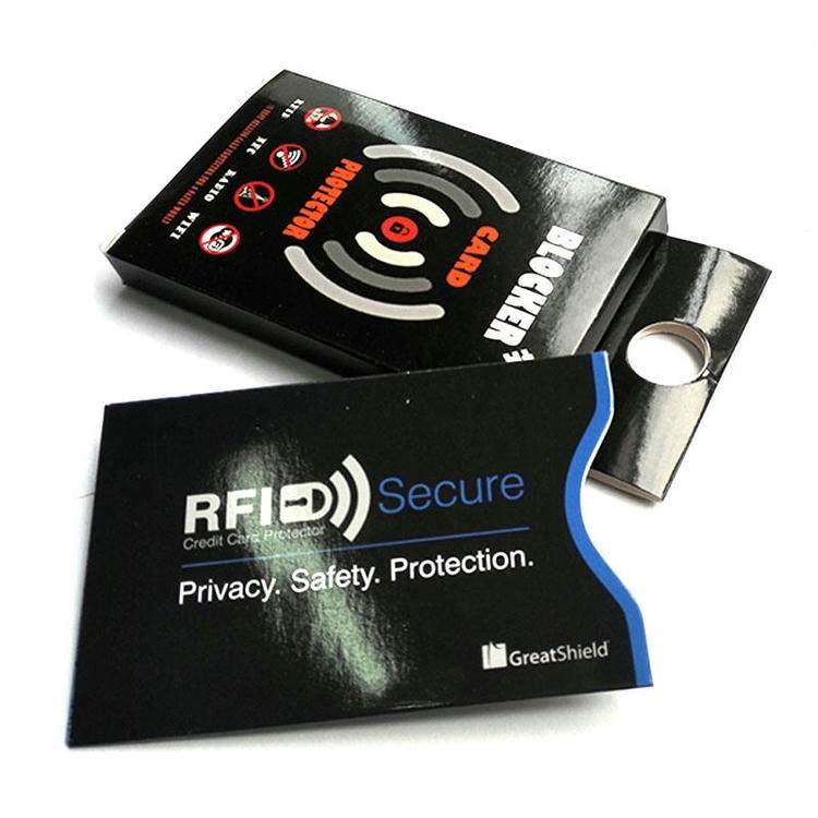 ภาพที่ 4: ภาพนี้แสดงซองป้องกัน RFID สำหรับบัตรเครดิต บัตร ID และพาสปอร์ต โดยเน้นสีดำ คุณสมบัติด้านความปลอดภัยและป้องกันการแกะย้าย และรูปแบบการจัดเรียงและบรรจุภัณฑ์.