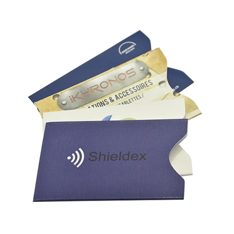 ซอง RFID บล็อกสัญญาณสีน้ำเงินพร้อมบัตรชำระเงินที่เสียบอยู่บางส่วน เพื่อแสดงการป้องกันบัตรแบบไม่สัมผัสของกระเป๋าสตางค์กันขโมย