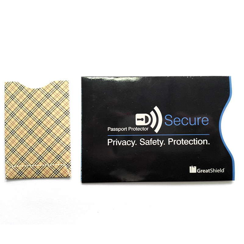ซองปกป้องพาสปอร์ตแบบปลอดภัยของ GreatShield ถูกจัดแสดงเคียงข้างซองตัวอย่างลายตาราง เพื่อเปรียบเทียบรูปแบบสำหรับการปกป้องเอกสารและบัตร