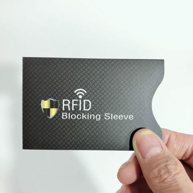 ภาพที่ 4: ภาพนี้แสดงซองป้องกัน RFID สำหรับบัตรไร้สัมผัสและ ID โดยเน้นสีดำ และงานพิมพ์ที่ปรับแต่งได้.