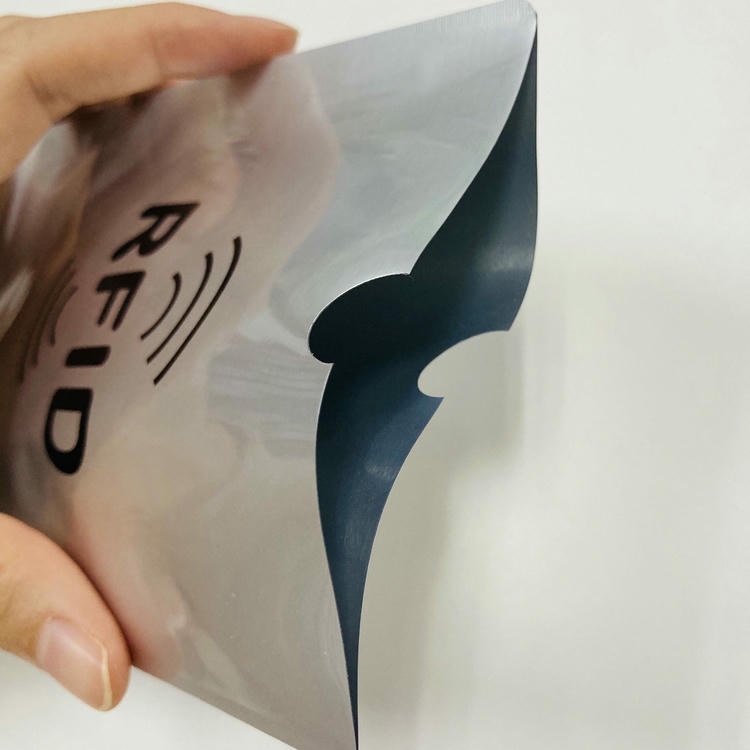 ภาพที่ 5: ภาพนี้แสดงซองบัตรเครดิต RFID แบบบางพร้อมชั้นฟอยล์ป้องกัน โดยเน้นสีเงิน.