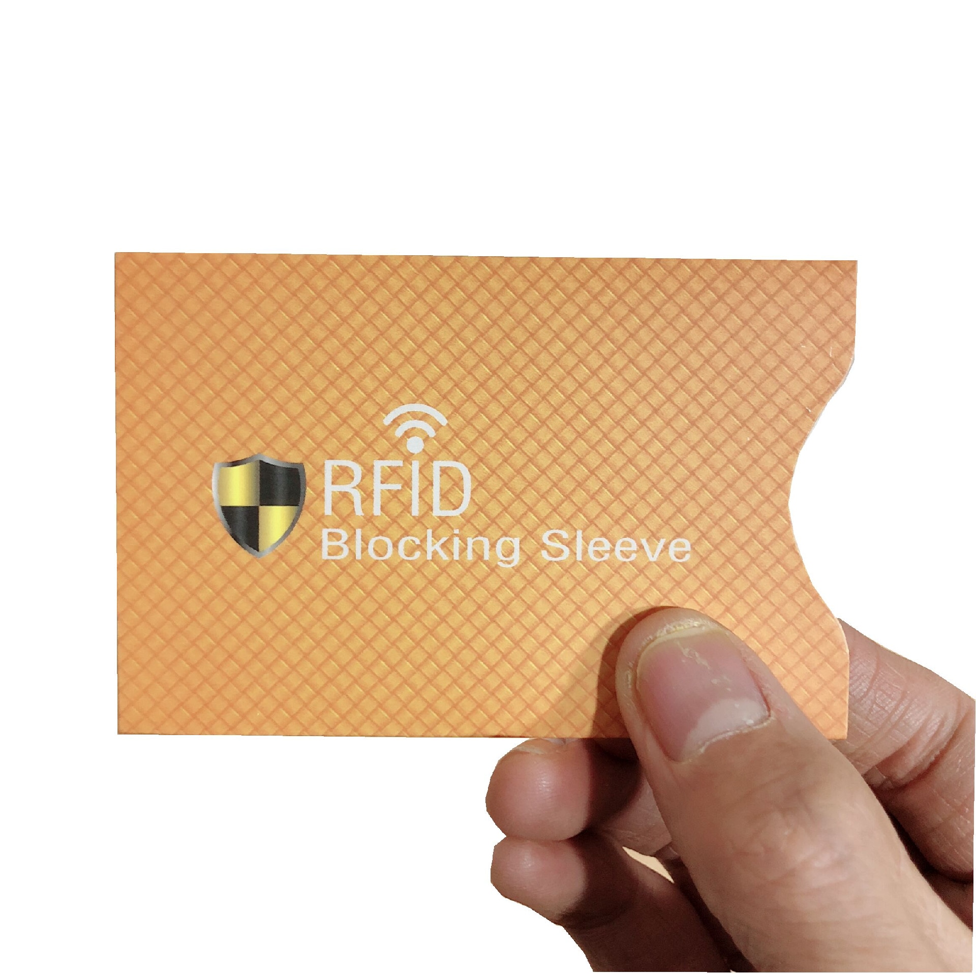 ภาพระยะใกล้ของซองป้องกัน RFID สีส้มในมือ แสดงลวดลายพื้นผิว โลโก้รูปโล่ และรอยเว้าสำหรับนิ้วเพื่อดึงบัตรออกได้อย่างรวดเร็ว