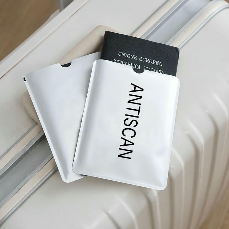 ภาพที่ 6: ภาพนี้แสดงซองบัตรเครดิต RFID แบบบางพร้อมชั้นฟอยล์ป้องกัน ANTISCAN โดยเน้นสีขาว และการเชื่อมต่อแบบไร้สัมผัสหรือไร้สาย.